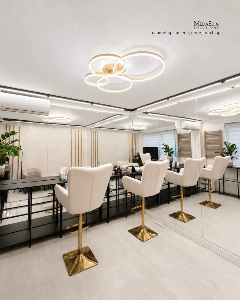 Salonul de sprâncene, gene și machiaj MÉDA SKIN Solutions, cu fotolii albe și oglinzi